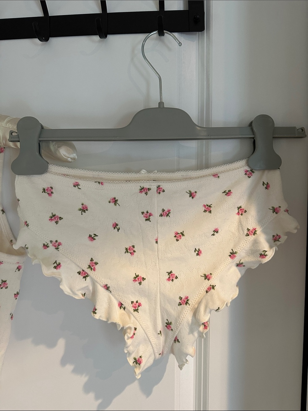 SKIMS Cream Floral Ribbed Cami & Ruffle Brief Set - Picture 8 of 9